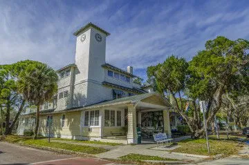 Historic Peninsula Inn