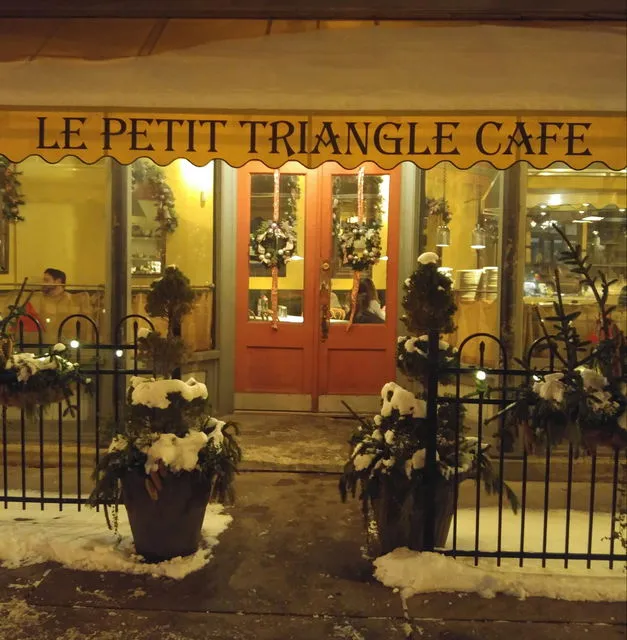 Le Petite Triangle Cafe