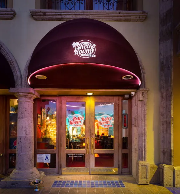 RetroRoom Lounge